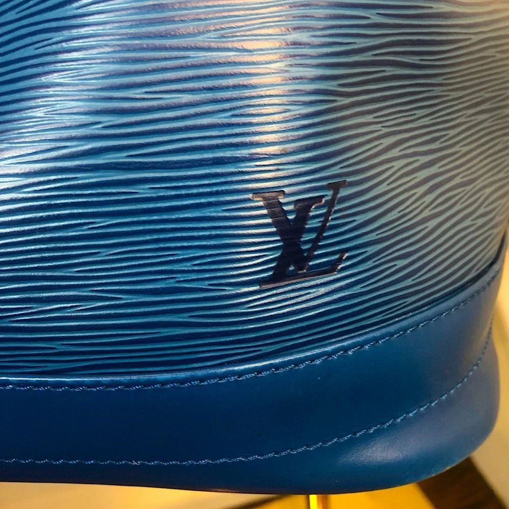 LOUIS VUITTON Epi Leather LV Noe GM Toledo Blue Drawstring Bucket Shoulder Bag